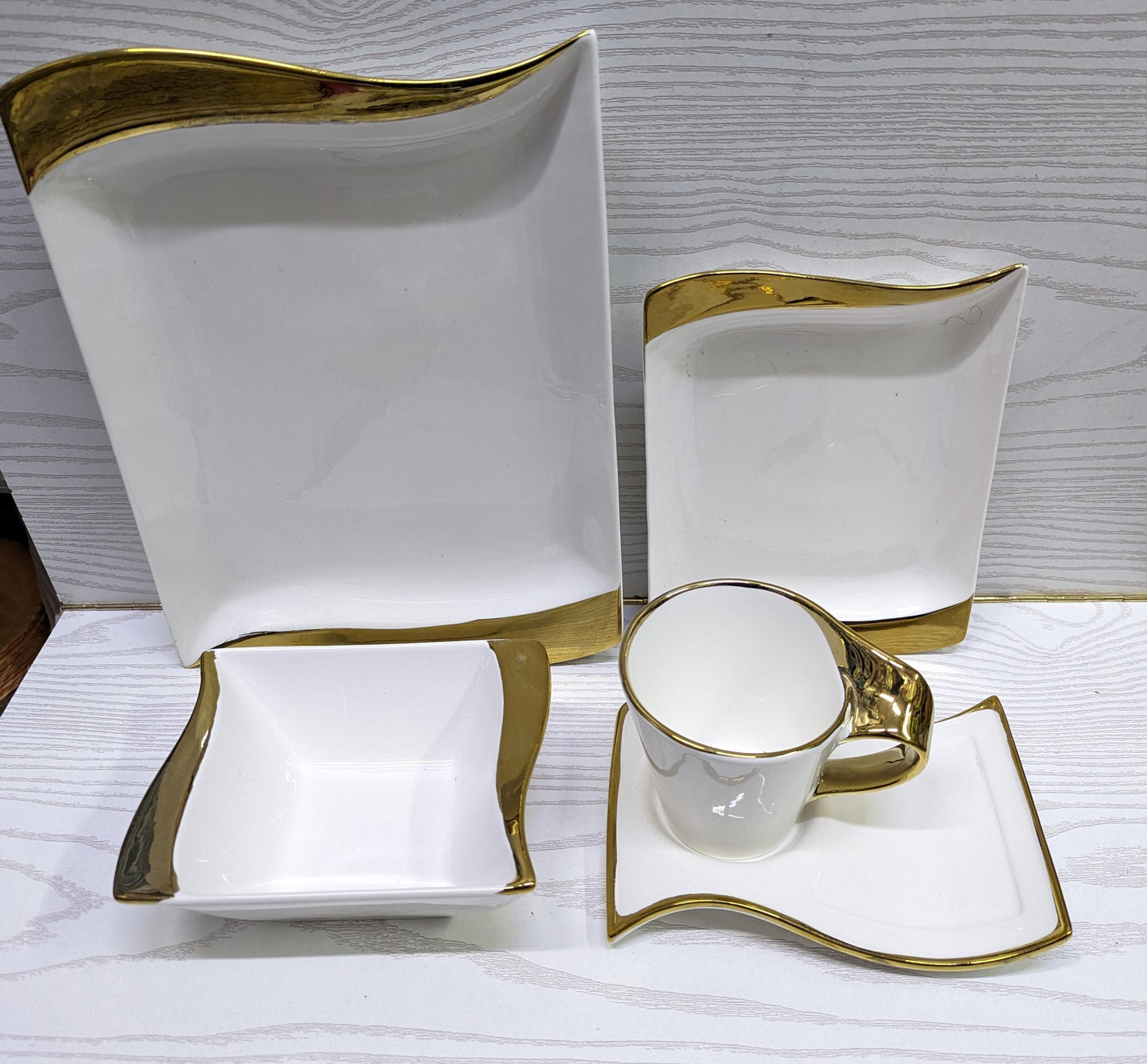 30pcs Wavy Ceramic Dinner Set with Gold Finish